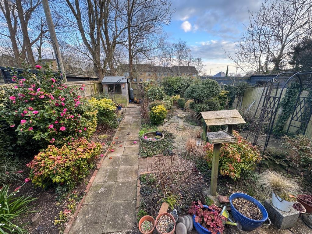 Lot: 156 - DOUBLE BAY WINDOW TWO-BEDROOM SEMI-DETACHED BUNGLAOW - Rear garden